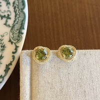 Anting-anting stud zircon bunga empat daun hijau zaitun bergaya retro Prancis, dilapisi tembaga dengan lapisan emas asli, set perhiasan anting.