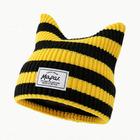 Gorro de punto acanalado multicolor a rayas al por mayor con diseño de orejas de gato, etiqueta tejida, cálido para invierno, estilo urbano, gorro tipo calavera para mujer