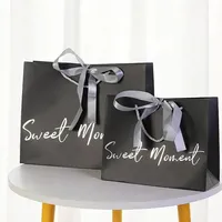 Sacs d'emballage d'achat en papier avec poignées pour vêtements Sac cadeau de luxe personnalisé pour vêtements