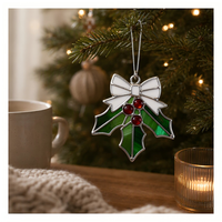 Attrape-soleil artisanal personnalisé en vitrail motif houx de Noël, encadré argenté, ornement suspendu pour fenêtre, orné de baies rouges incrustées de strass