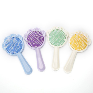 Cepillo de pelo grande con cojín de aire y diseño de pata de gato, de PP, para salón, en colores blanco, amarillo, verde menta, morado y azul - Product Image 1