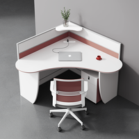 Poste de travail au design créatif avec bureaux pour employés au design unique, écrans en forme de cœur, aménagement de bureau pour huit personnes