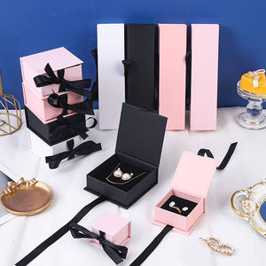 Boîte à bijoux de luxe en carton avec ruban magnétique pour collier, bracelet et bague, emballage cadeau avec nœud en papier - Product Image 1