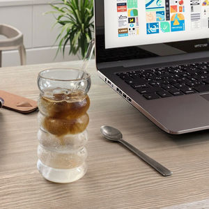 Venta al por mayor de bonitas tazas de agua de vidrio reutilizables con alto contenido de boro y sílice, botellas de café y jugo de vidrio resistentes al calor con pajitas - Product Image 4