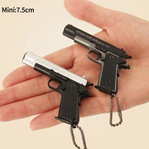 Vente en gros 1:3 mini pistolet jouet 7cm porte-clés en métal avec Bulltes - Product Image 5