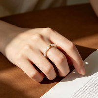 Damen Elastischer Ring mit Kleinen Reisperlen Natürliche Weiße Süßwasserperlen Kupfer-Vergoldete Zwischenperlen Trendiges Exquisites Schmuckstück für den Alltag