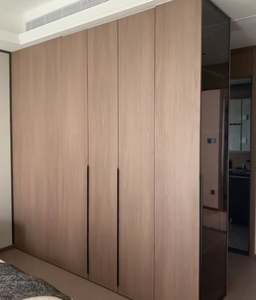 Armario de dormitorio personalizado moderno por puerta de madera maciza de fábrica portátil y ajustable para uso en muebles para el hogar - Product Image 1