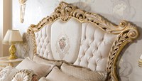 Ensemble de meubles de chambre à coucher classique royal noble de qualité, bois massif sculpté antique doré, lit king size avec table de chevet