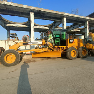 Niveleuse CAT 140k, poids opérationnel 14 tonnes, modèle 2021, moteur diesel Cat C7 ACERT, état quasi neuf (90%), pompe et boîte de vitesses. - Product Image 4