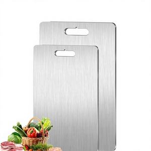 Planche à découper multifonctionnelle pour la cuisine, durable, compatible lave-vaisselle, moderne, en acier inoxydable, pour la viande, les fruits et les légumes, avec poignée - Product Image 1