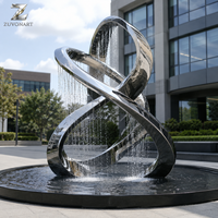 Fontaine sculpturale en acier inoxydable poli miroir, ruban d'eau abstrait pour la décoration extérieure des places publiques, des hôtels et des jardins