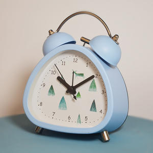 Réveil numérique silencieux de chevet, design <span class=keywords><strong>triangle</strong></span> de dessin animé, tendance, pour <span class=keywords><strong>le</strong></span> bureau, la maison, la décoration de chambre, pour les personnes paresseuses - Product Image 6