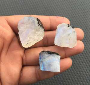Belle pierre de lune arc-en-ciel naturelle de 3 pièces véritable bleu feu naturel coupe pierre précieuse blanche spécimen brut sain - Product Image 3