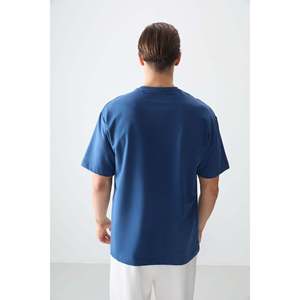 เสื้อยืดพิมพ์ลายผู้ชายทรงโอเวอร์ไซส์เนื้อผ้าคอตตอนหนานุ่ม - 88373 - Parliament - Product Image 5