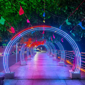 Grand tunnel lumineux LED de Noël avec des arches répétitives pour les allées longues et des décorations de fêtes continues - Product Image 1