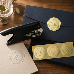 Pince à embosser ronde personnalisée avec logo, tampon à embosser sur mesure avec surface en acier plaqué pour papeterie de mariage, cadeaux et papier. - Product Image 3