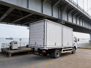 Camion d'entretien mobile Isuzu robuste avec équipement de diagnostic pour l'entretien des flottes et des utilités - Product Image 2