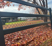 Clôture moderne en aluminium à 3 rails de style ranch, clôture en aluminium avec poteaux et barreaux, et grillage à mailles losangées pour maison rurale australienne