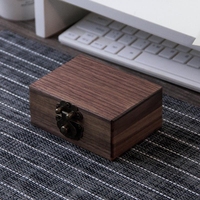Boîte de collection en bois de style antique avec fermeture magnétique, idéale pour l'organisation d'ornements de voyage