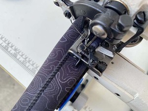Machine à coudre industrielle à plat pour combinaisons de plongée, matériaux épais, fil dissimulé, équipement de couture en néoprène et caoutchouc, automatique RN-106TT - Product Image 6