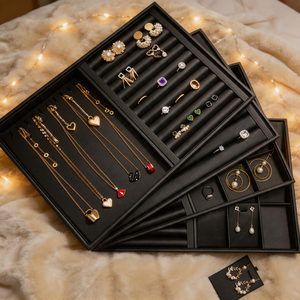 Plateaux à bijoux rectangulaires modernes AURORA avec compartiments doublés, matériau personnalisable pour le rangement et la présentation de bagues, colliers et boucles d'oreilles - Product Image 1