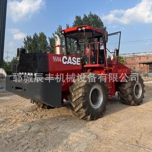 Tracteur agricole Case 5504 4x4, moteur rouge, transmission par engrenages - Product Image 5