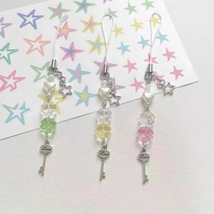 Lindos amuletos para teléfono de trébol de la suerte hechos a mano, llavero de cristal, llavero de cuentas dulce y femenino, colgantes para bolso Y2K - Product Image 2