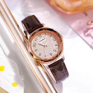 Reloj de Cuarzo para Mujer con Marcadores Digitales Grandes, Correa de Cuero Brillante, Estilo Elegante y Casual - Product Image 5