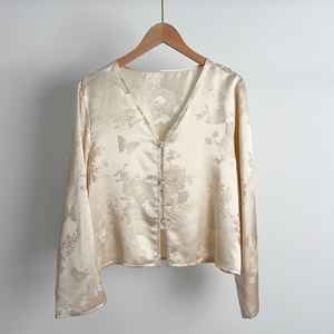 フレンチスタイルのサテン桑シルクジャケット女性用長袖Vネックトップレトロなナショナルスタイルオフィスウェア - Product Image 1