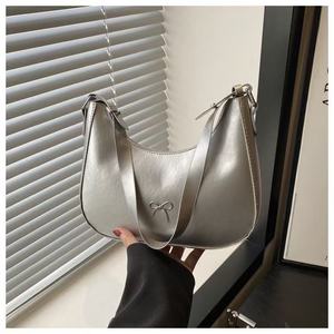 Bolso de hombro de media luna de cuero PU brillante para mujer - Product Image 5