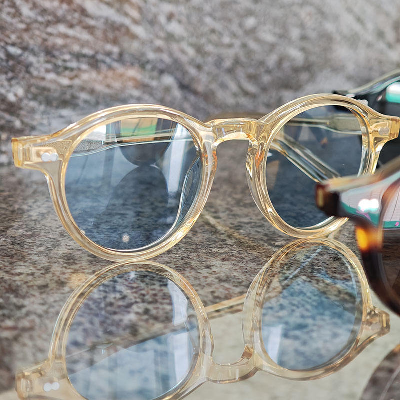 สีเหลืองใส