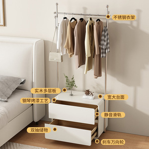 Mesita de Noche de Madera Lacada en Color Crema con Perchero Integrado, Mueble de Almacenamiento Moderno y Minimalista para Dormitorio, Uso Adulto - Product Image 2