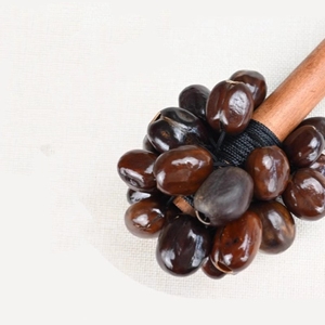 Maracas en bois naturel en forme de gousse de fruit, instrument de percussion pour la maternelle, jouet musical en gros - Product Image 1