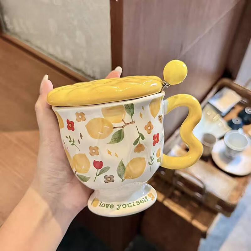 Taza amarilla con tapa y cuchara.