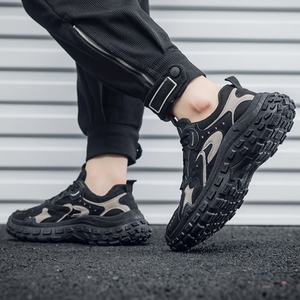 Chaussures de sport en maille respirante de style nouveau, chaussures de voyage quotidiennes pour hommes, chaussures à semelle épaisse durables, antidérapantes et confortables, chaussures de sécurité - Product Image 2