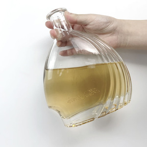 Bouteille en verre de whisky gravée en forme de coeur spécial cristal haut - Product Image 5