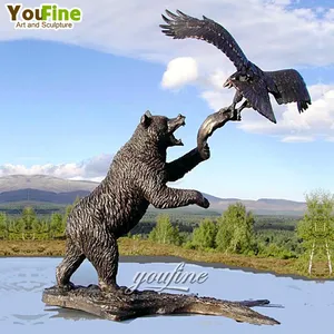 Orso di bronzo di arte della decorazione del giardino del parco all'aperto a grandezza naturale con la scultura della statua dell'aquila grande