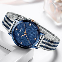 Montre-bracelet pour femme avec cadran scintillant, index en cristal, aiguilles en forme de feuille et bracelet en maille bicolore