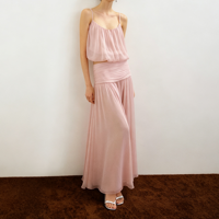 Ensemble 2 pièces en mousseline rose : Crop top à fines bretelles et jupe longue froncée fluide – Tenue idéale pour invitée de mariage ou soirée cocktail estivale