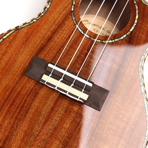 L'usine s'engage à la personnalisation d'un ukulélé de 23 pouces en placage de kawa étroit et asymétrique. Instrument à 4 cordes - Product Image 2