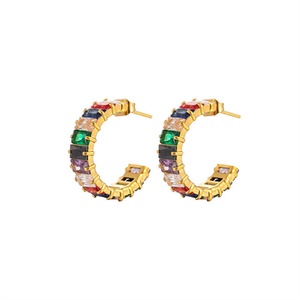 ต่างหูสตั๊ดรูปตัวซีทำจากสแตนเลสชุบทอง18K - Product Image 6