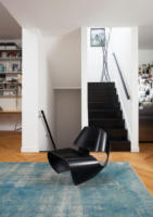 Fauteuil de loisirs individuel en fibre de verre, design créatif, forme personnalisée 'Bull-Knee', style artistique Mid-Century, imitation grain de bois