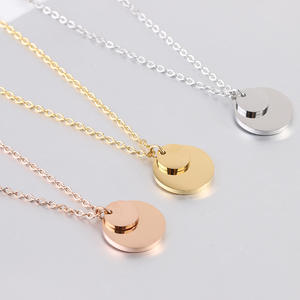 Dainty Ciondolo a disco lucidato in acciaio inox oro bianco piatto rotondo ciondolo collana iniziale incisione gioielli - Product Image 1