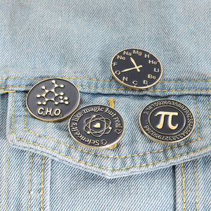 Luxe Merk Creatieve Metalen Broches Chemische Elementen Wiskunde <span class=keywords><strong>Pi</strong></span> Science Badges Schooltassen Accessoires - Product Image 1