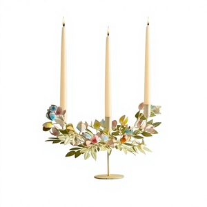 Candélabre avec motif floral pour la décoration de mariage et de la maison, porte-bougie en métal durable - Product Image 1