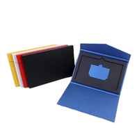 Boîte cadeau rigide en carton recyclé noir de luxe sur mesure avec papier magnétique UV doux au toucher pour cartes de crédit VIP gaufrées