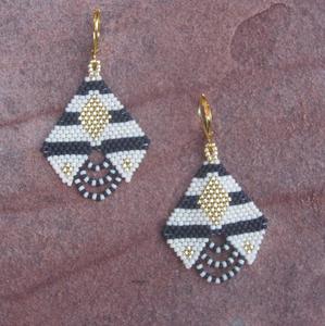 Magnifiques pendentifs en forme de panier faits à la main en crème et noir - Product Image 1