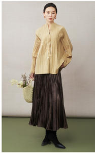 Manteau plissé fin et respirant de style coréen pour femme, col montant texturé élégant, manches à revers, vente en gros de vêtements en vrac - Product Image 6