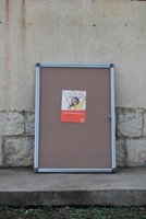 Vitrines verrouillables avec surface en liège/feutre, noyau en carton, porte en acrylique ultra-transparent, cadre en aluminium, certifiées CE