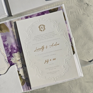 Invitaciones <span class=keywords><strong>de</strong></span> Boda <span class=keywords><strong>de</strong></span> Lujo con Monograma Estampado en Lámina, Tapa Dura <span class=keywords><strong>de</strong></span> Terciopelo Blanco, Papel <span class=keywords><strong>de</strong></span> Algodón con Estampado Dorado - Product Image 2